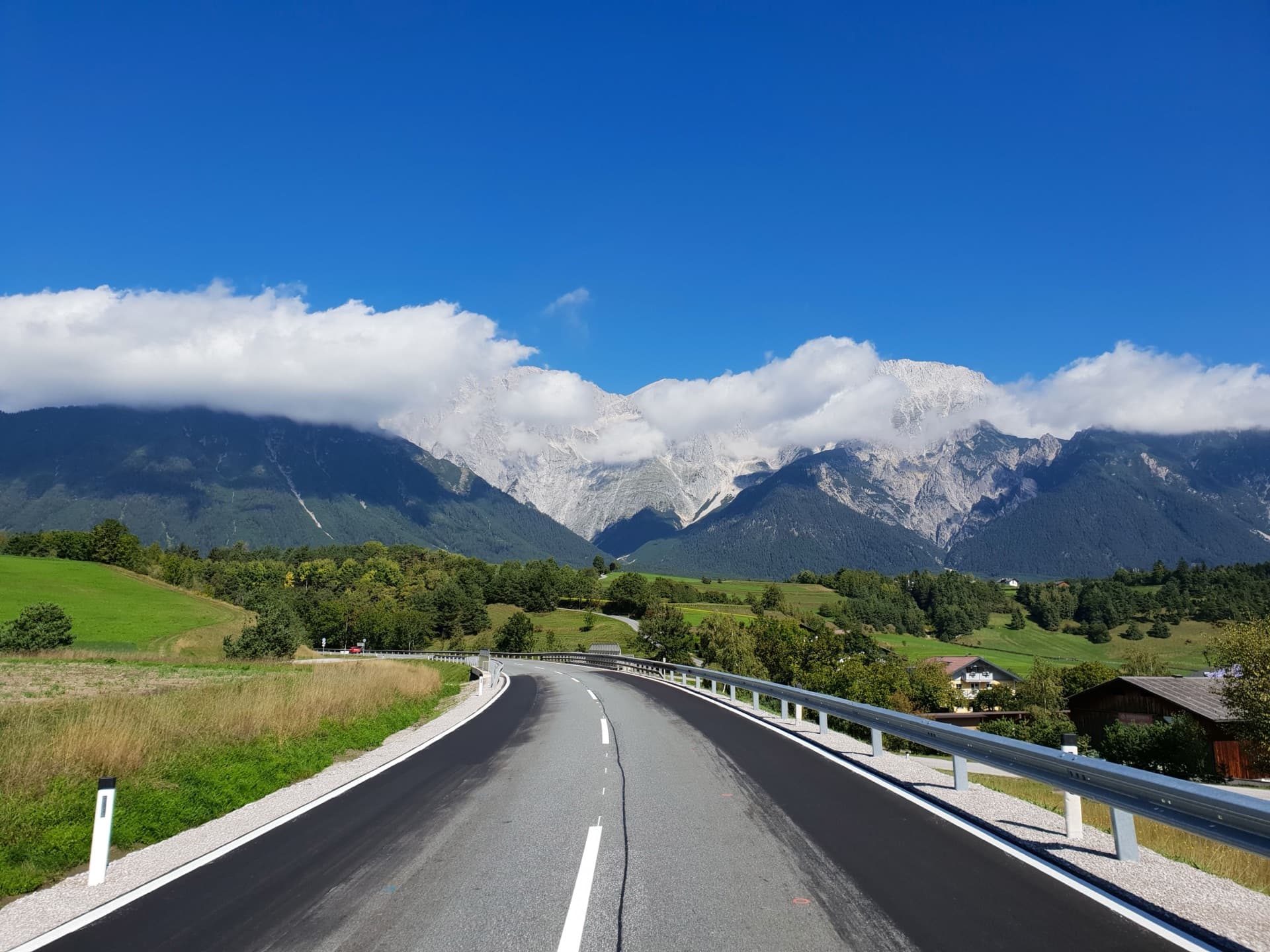Route de montagne sous le soleil, l'appel du road trip en van