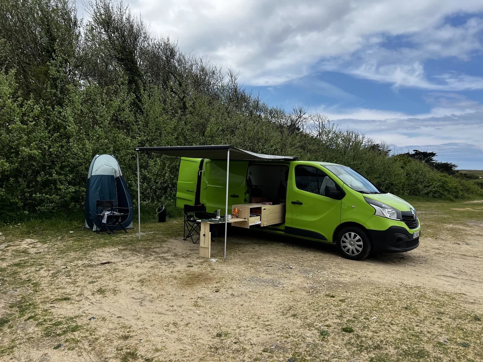 Van aménagé Vanzon face à l'océan au Pays Basque