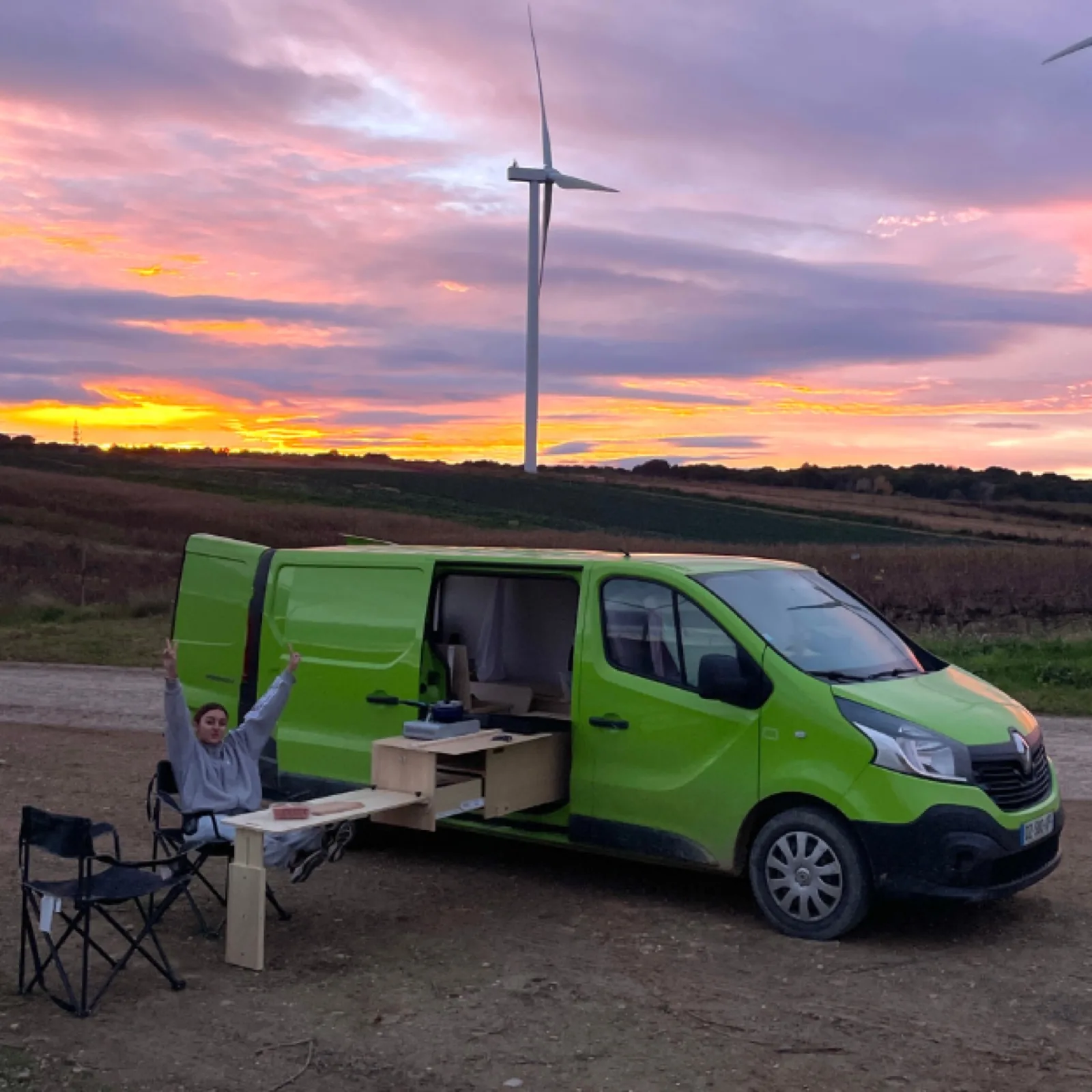 Yoni, van aménagé Vanzon, au coucher de soleil