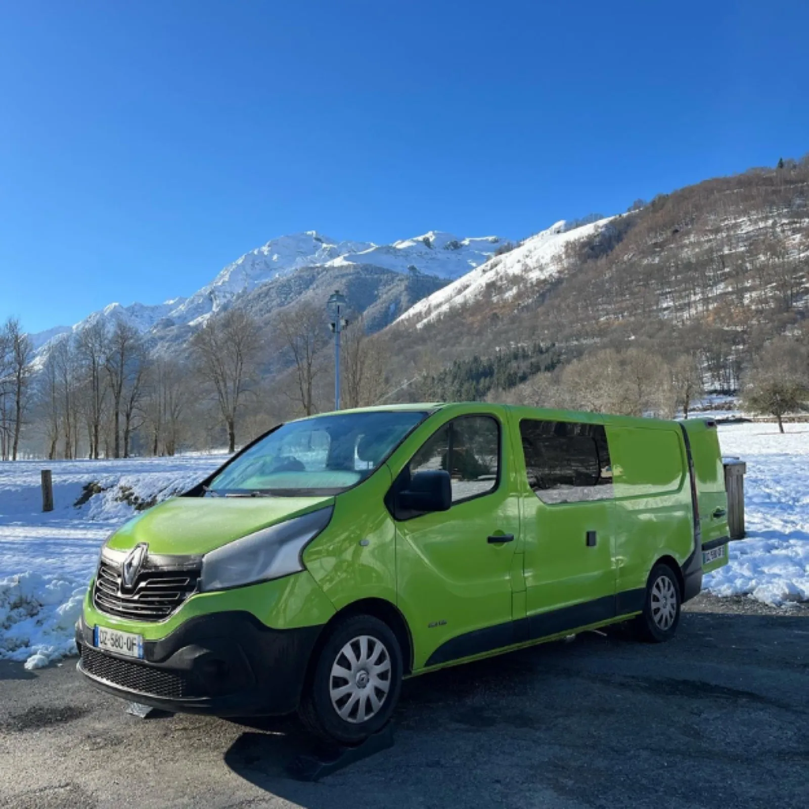 Van aménagé Vanzon face à la montagne