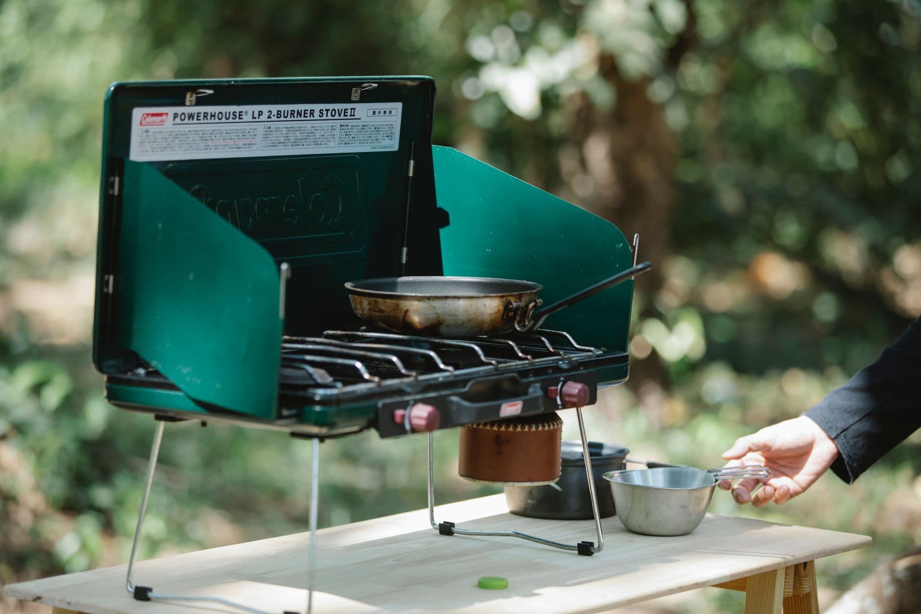 Cuisine au réchaud de camping en extérieur