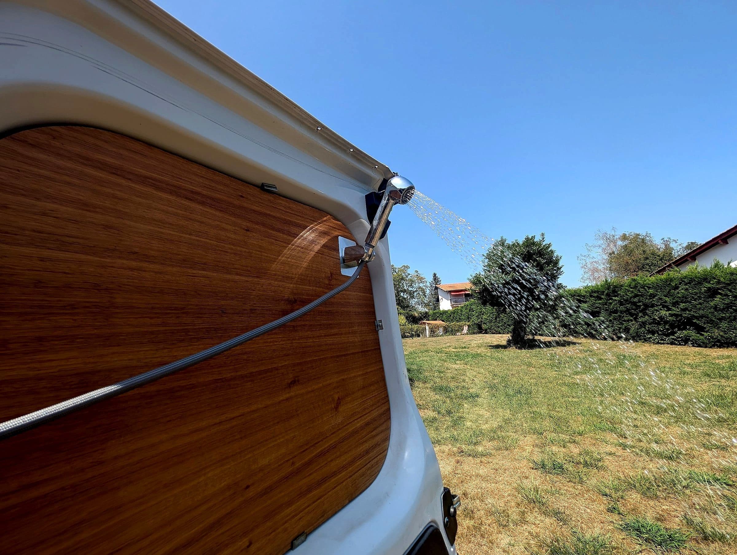 Douche dans un van aménagé : toutes les solutions qui marchent