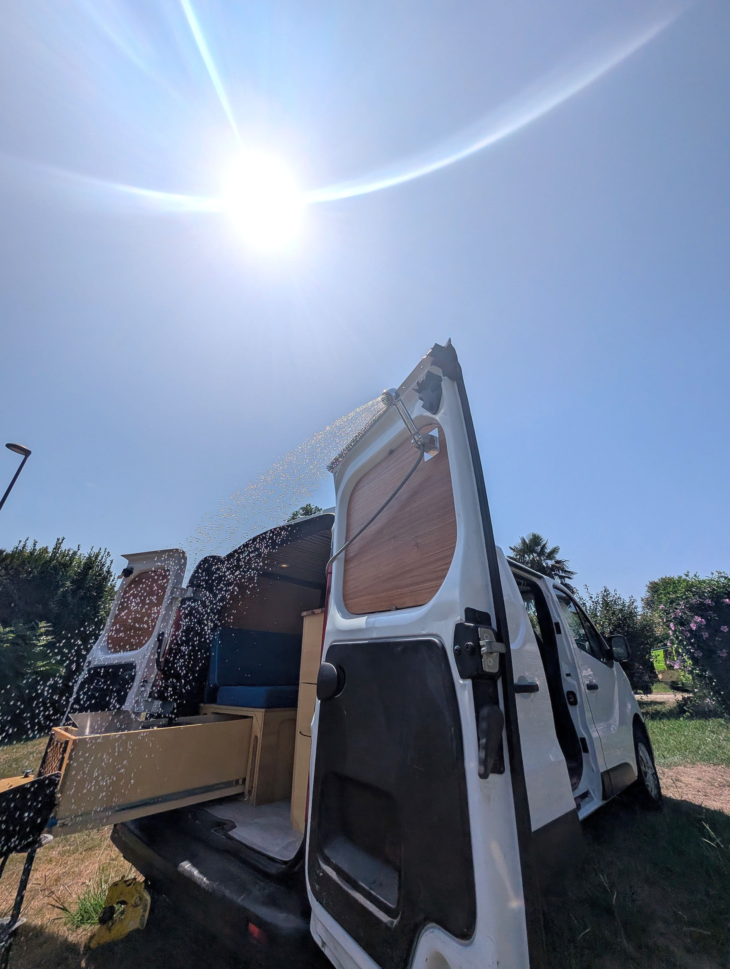 Jupiter — portes arrière ouvertes, installation de campement