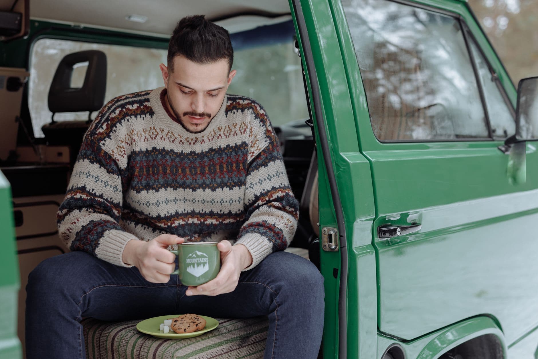 Petit-déjeuner du matin dans un van, café et lumière naturelle