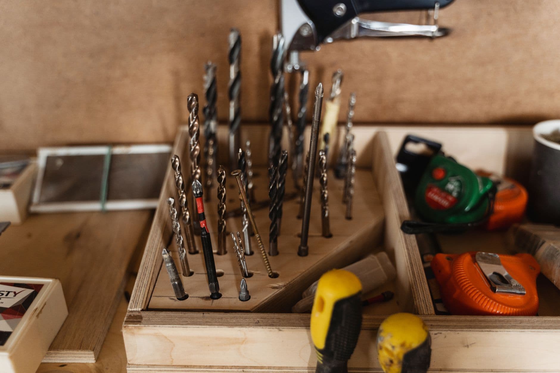Atelier d'aménagement de van, outils et bois