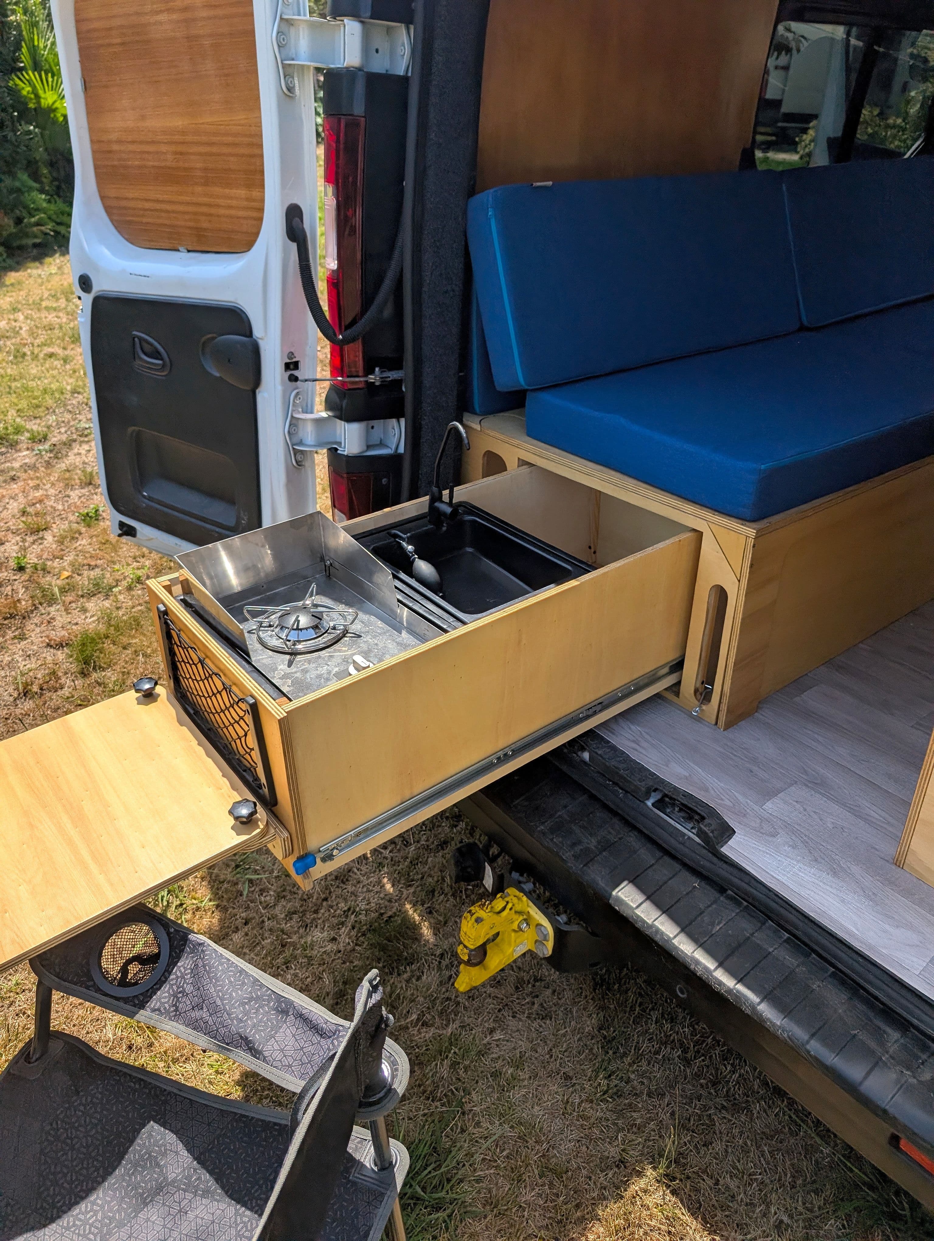 Jupiter — banquette et espace de vie, vue large