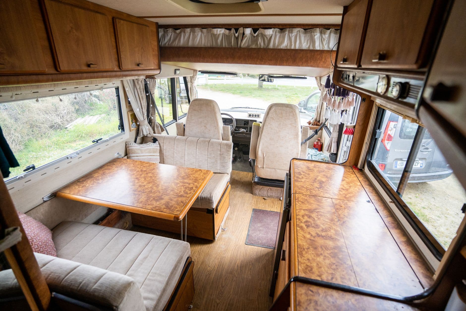 Fourgon aménagé avec finitions bois, intérieur en cours de conversion