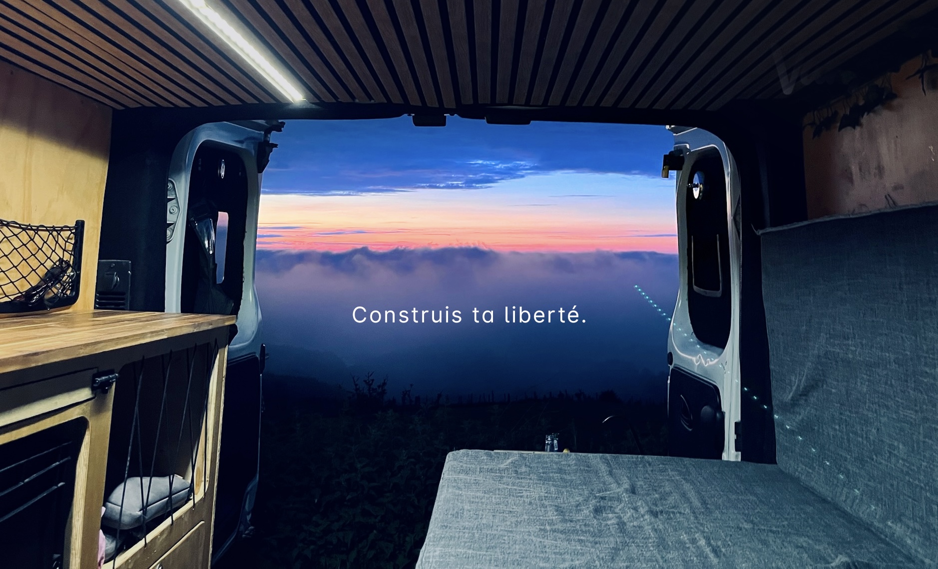 Vue depuis un van aménagé au coucher de soleil, Construis ta liberté